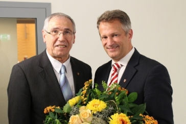 Kreispräsident Burkhard E. Tiemann (links) gratuliert Oliver Stolz zur Wiederwahl